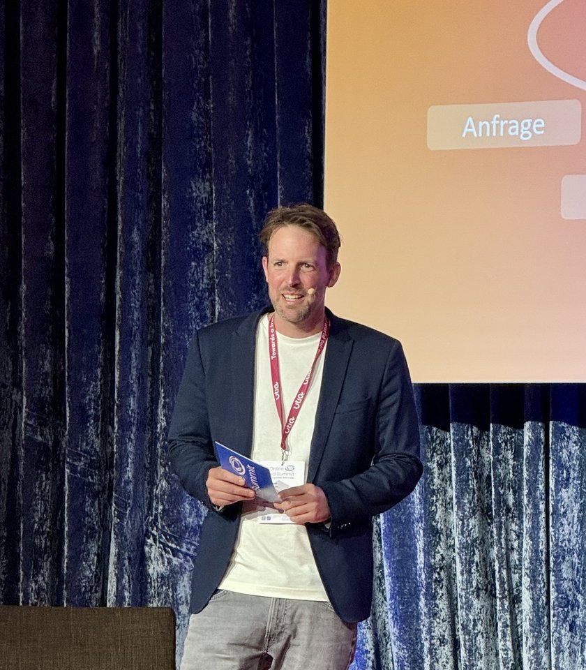Ulf Hübner, Gründer von AI Evolve, auf der Bühne bei einem Vortrag